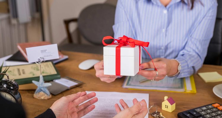 real-estate-agent-marking-a-successful-investment-2025-02-11-15-11-45-utc_1920 real-estate-agent-marking-a-successful-investment-2025-02-11-15-11-45-utc_1920
